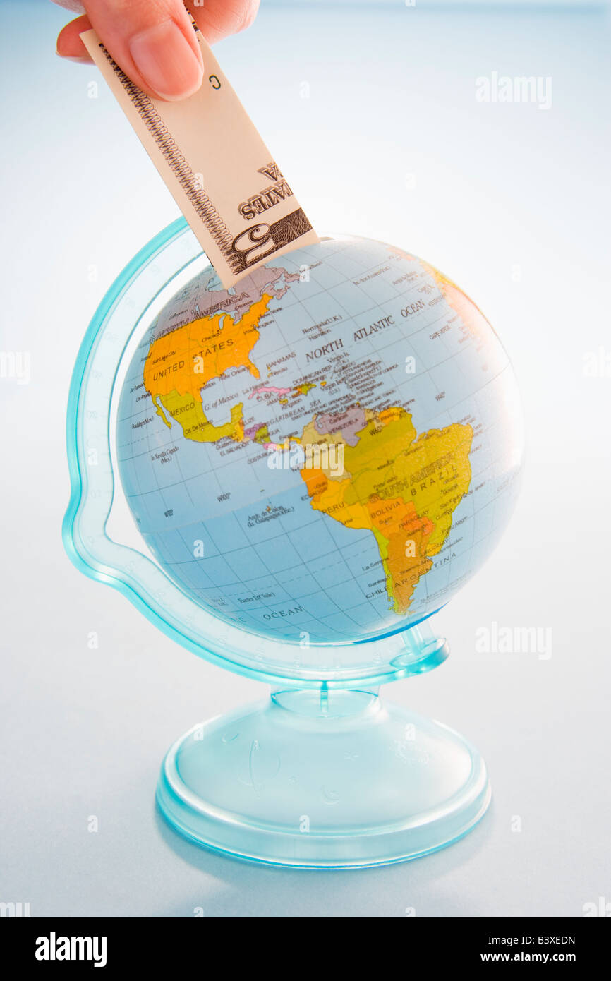 Banknote und Globus Stockfoto