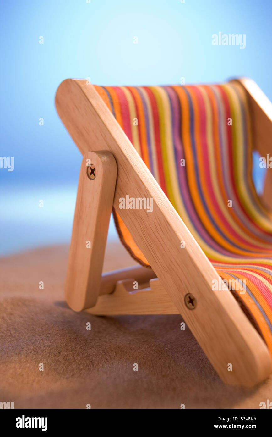 Miniatur-Liegestuhl am Sand Stockfoto