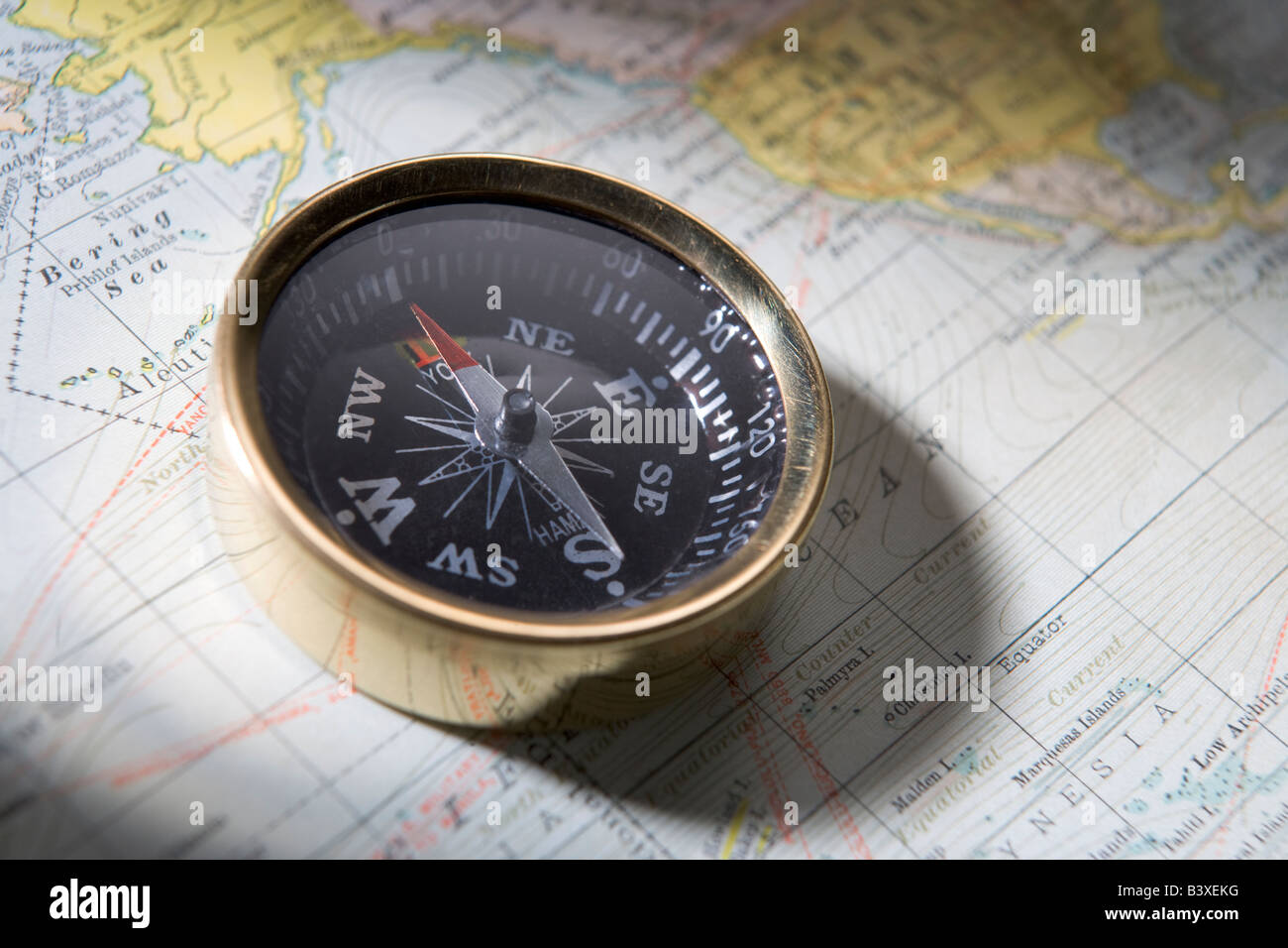 Kompass auf einer Karte Stockfoto