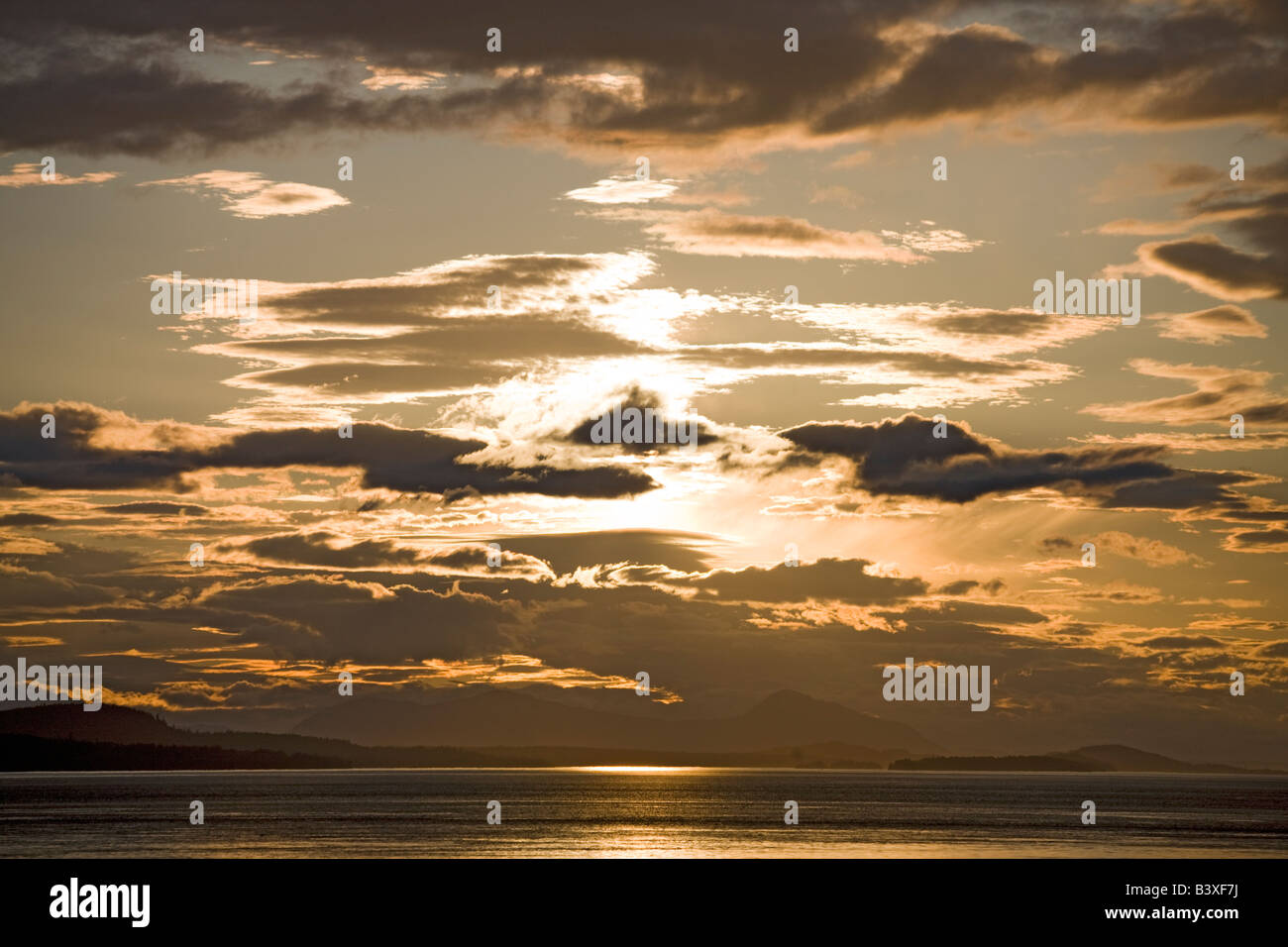 Sonnenuntergang von der Fähre von Vancouver nach Victoria, Strait Of Georgia, British Columbia, Kanada betrachtet Stockfoto