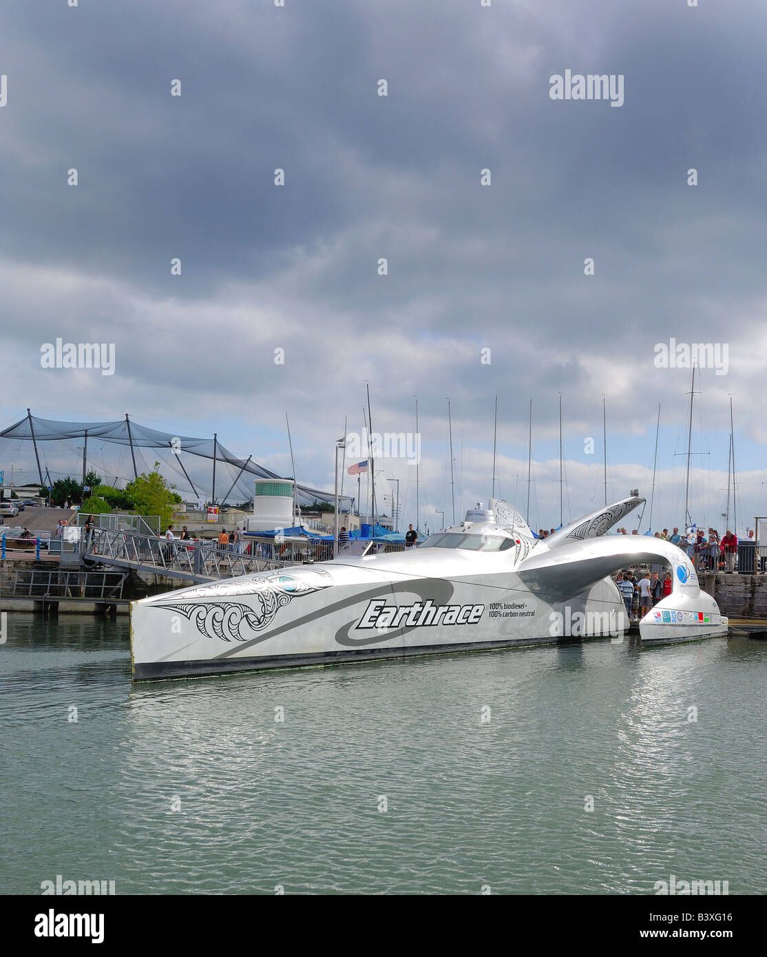 Die herrliche earthrace eco Schiff vertäut im Hafen von Torquay in South Devon england Stockfoto