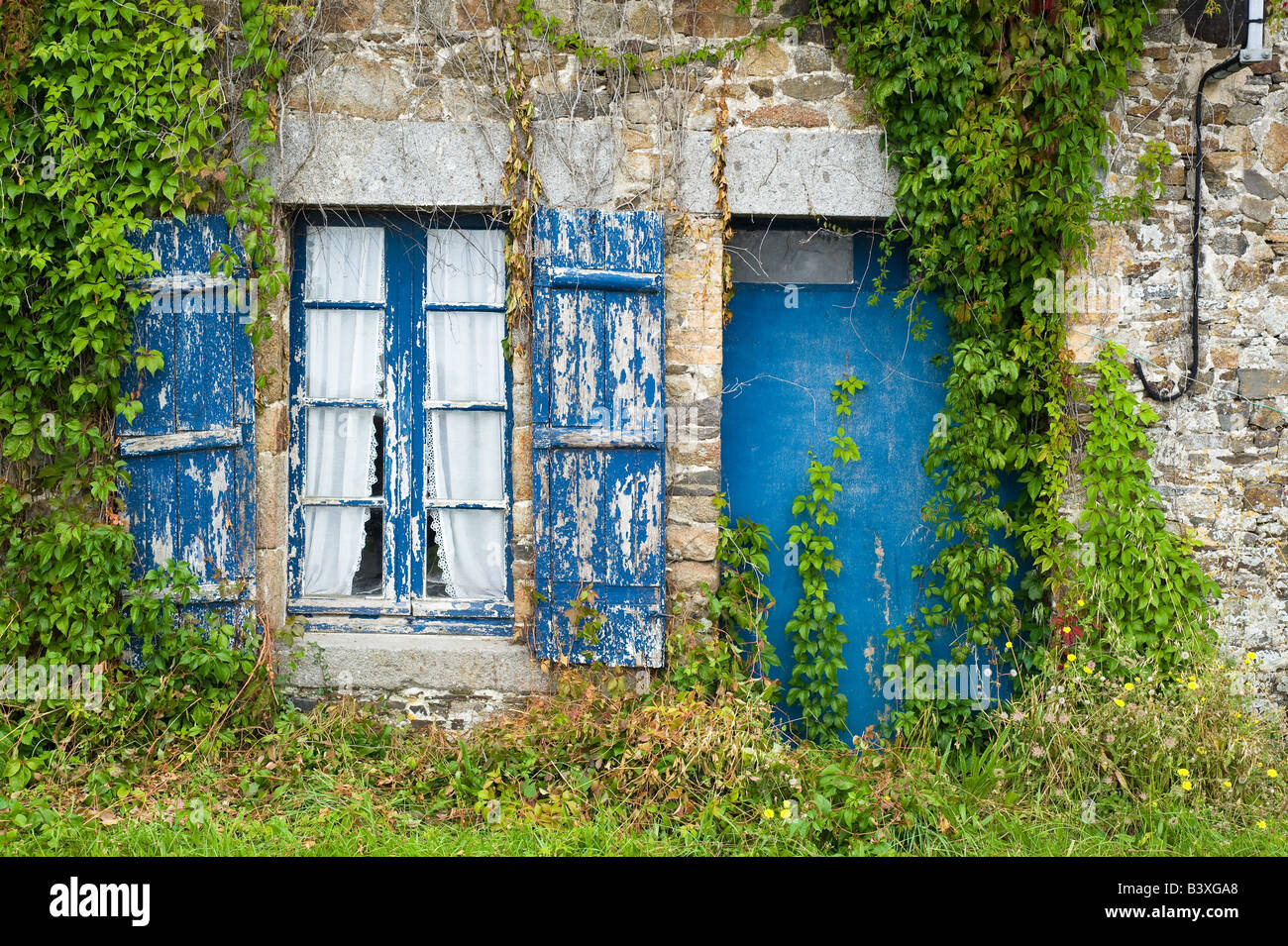 Verfallenes Haus mit blauen Fensterläden und Türen Brittany France Stockfoto