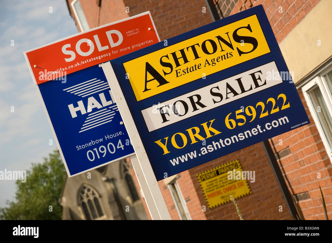 Schilder für Wohnimmobilien schließen England Großbritannien GB Großbritannien Stockfoto