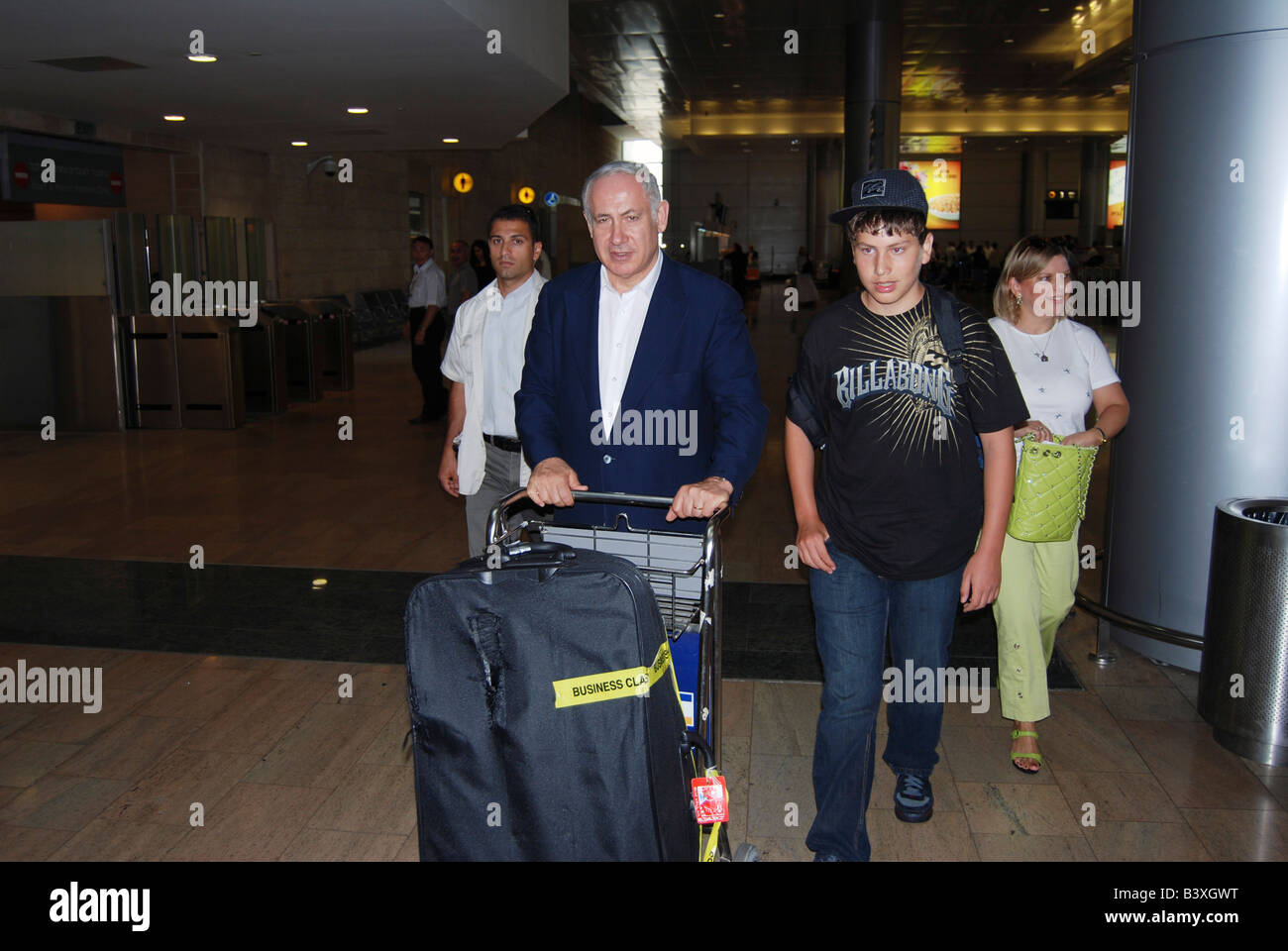 Benjamin Bibi Netanyahu vorne mit Frau Sara ganz rechts und Sohn Yair am Flughafen Ben Gurion Israel Stockfoto
