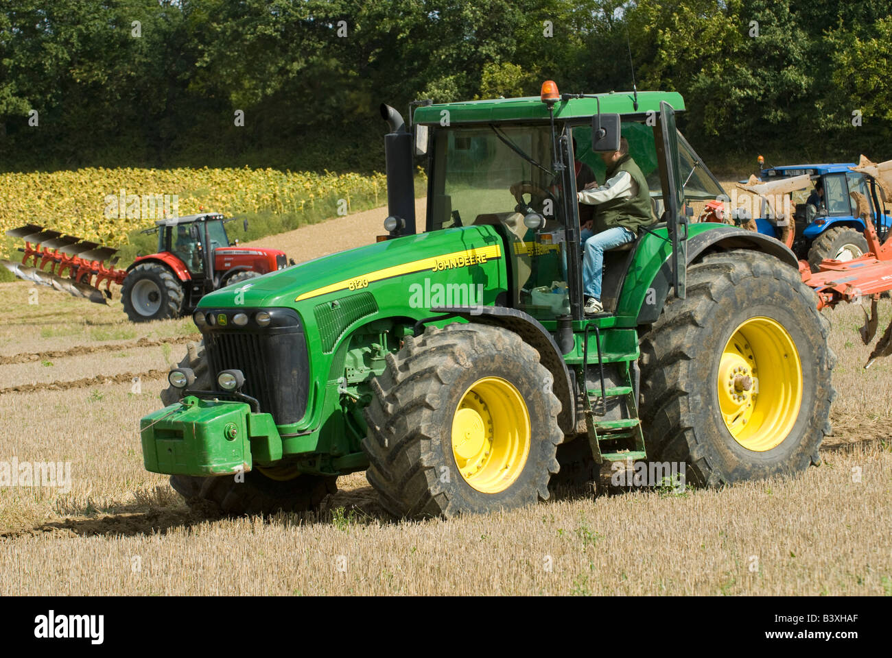 John Deere 8120 Traktor beim Pflügen Spiel, Indre-et-Loire, Frankreich. Stockfoto