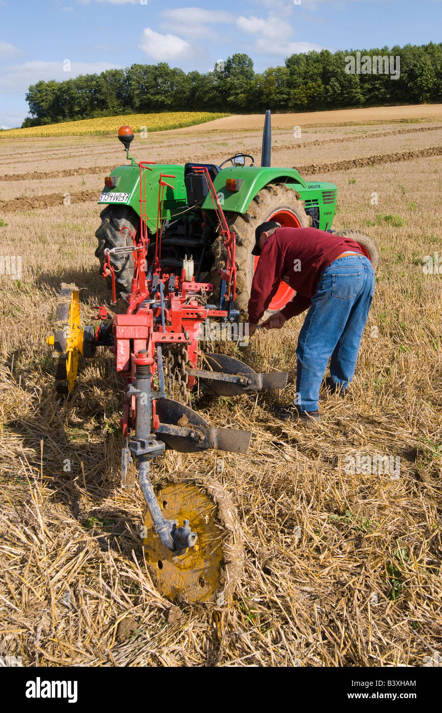 Anpassung Pflug Schnittiefe Bauer beim Pflügen übereinstimmen, Indre-et-Loire, Frankreich. Stockfoto