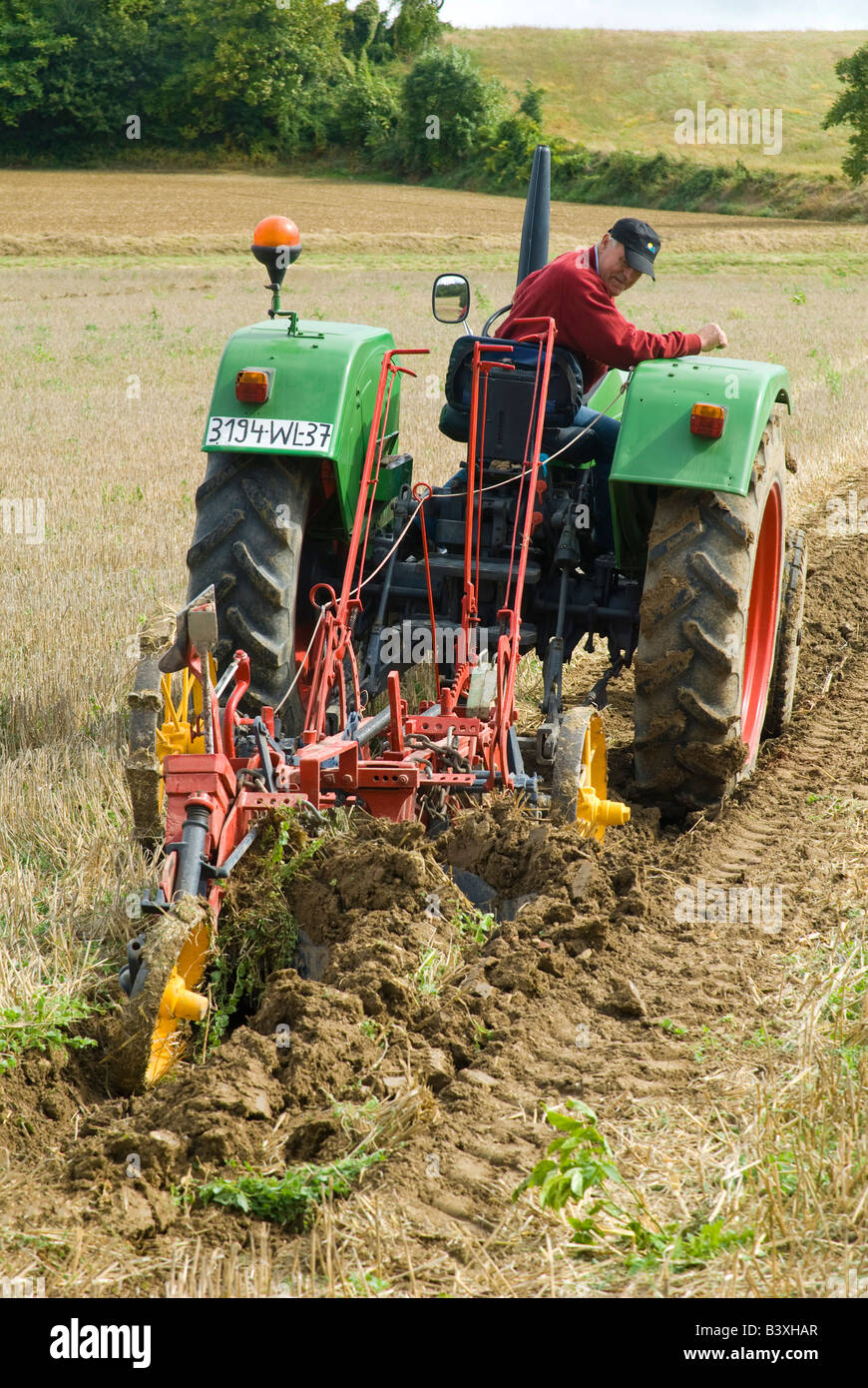 Alter Deutz D6026 Traktor beim Pflügen übereinstimmen, Indre-et-Loire, Frankreich. Stockfoto
