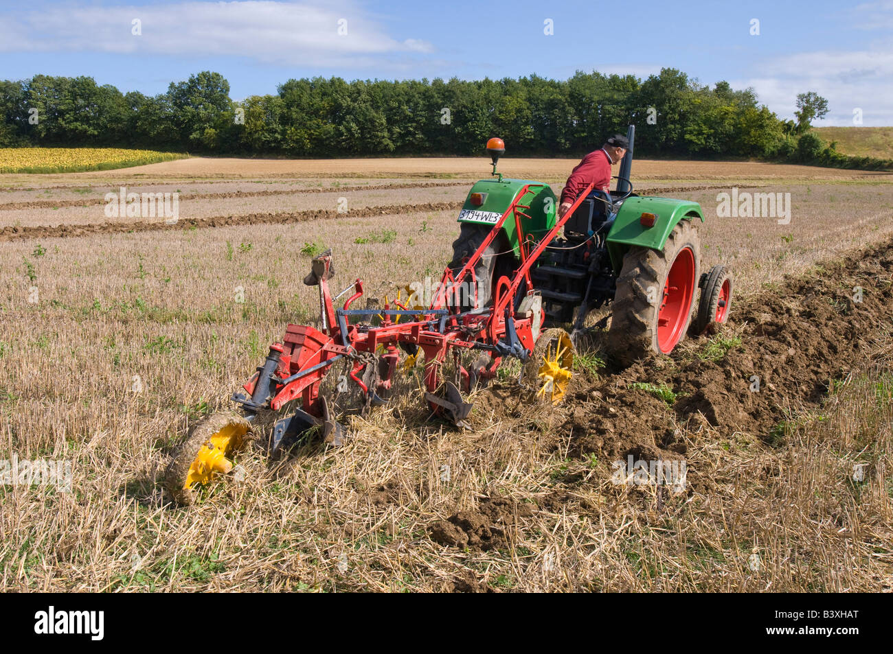 Alter Deutz D6026 Traktor beim Pflügen übereinstimmen, Indre-et-Loire, Frankreich. Stockfoto