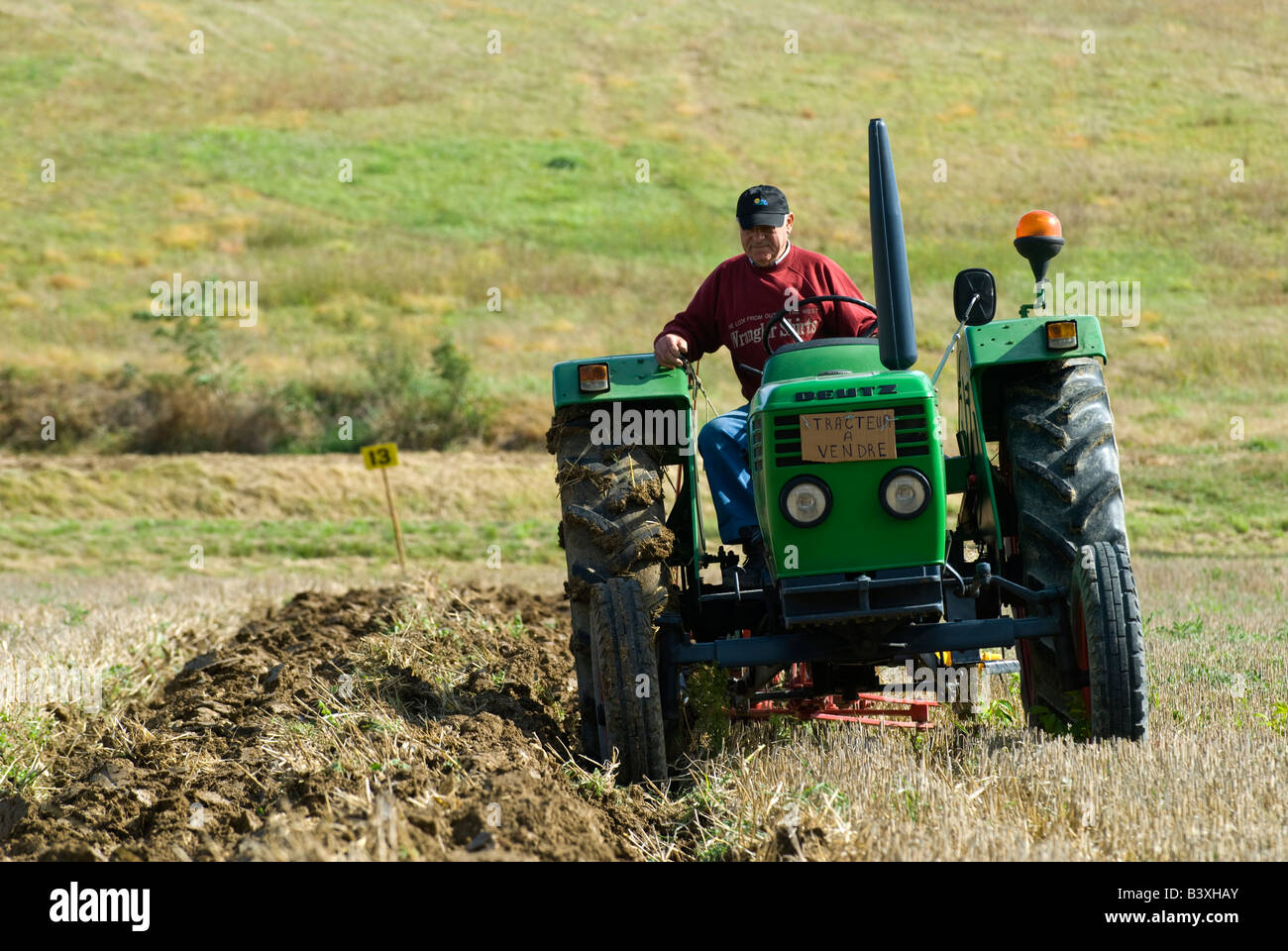 Alter Deutz D6026 Traktor beim Pflügen übereinstimmen, Indre-et-Loire, Frankreich. Stockfoto