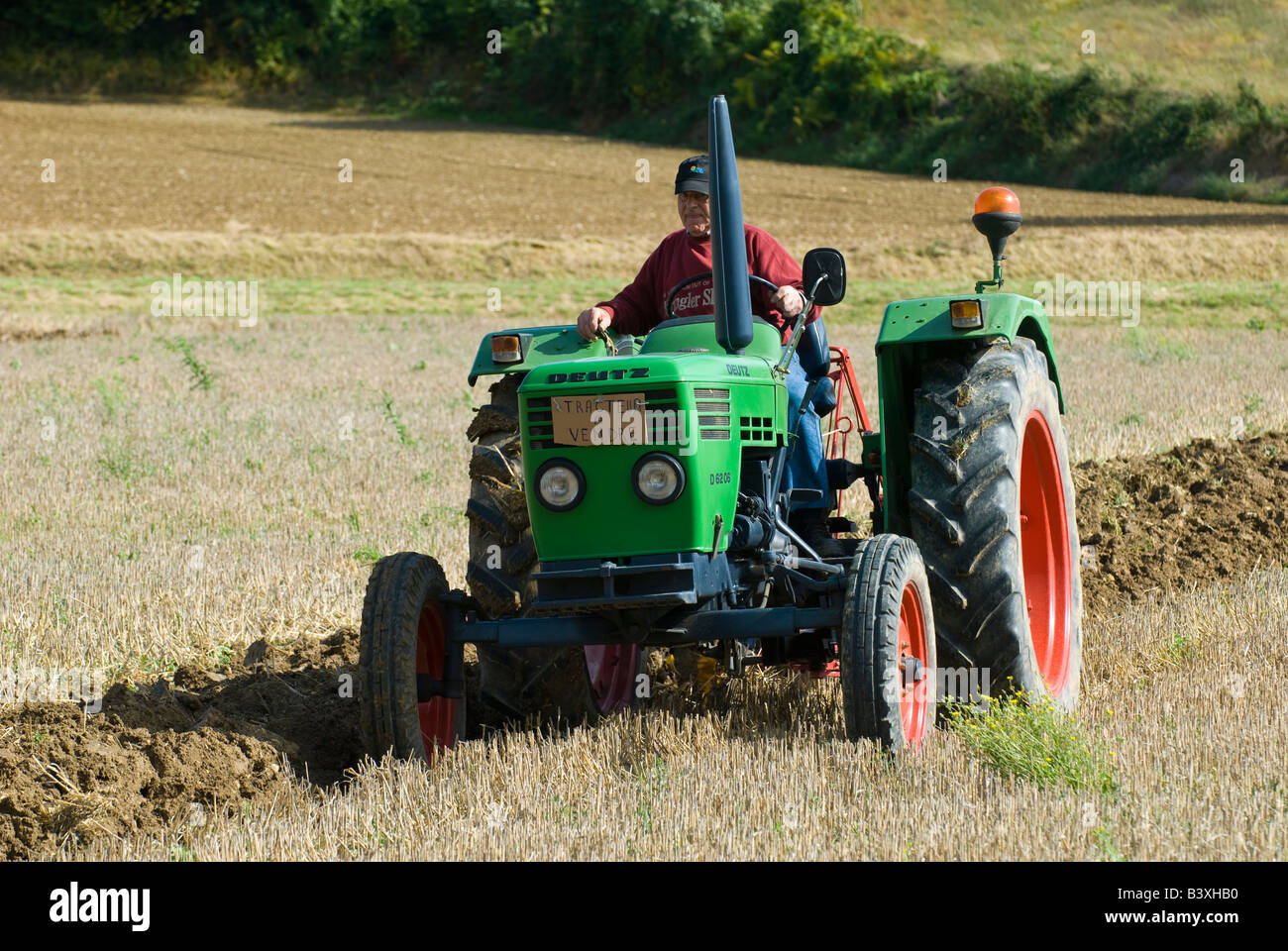 Alter Deutz D6026 Traktor beim Pflügen übereinstimmen, Indre-et-Loire, Frankreich. Stockfoto