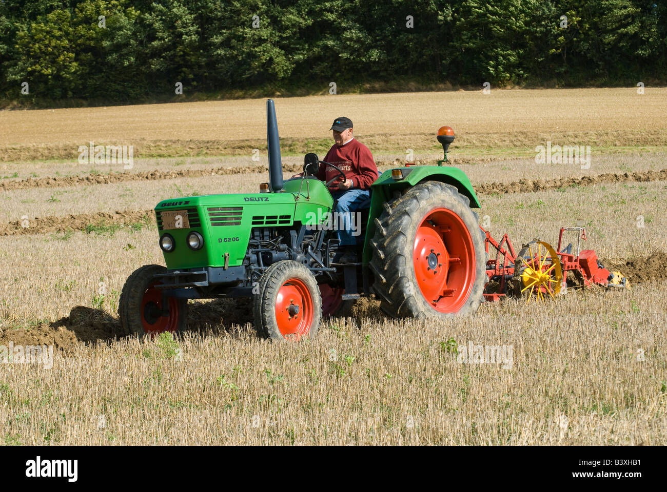 Alter Deutz D6026 Traktor beim Pflügen übereinstimmen, Indre-et-Loire, Frankreich. Stockfoto
