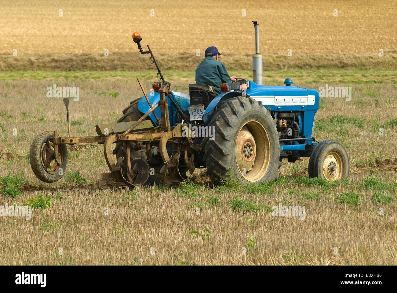 Alter Ford Traktor beim Pflügen übereinstimmen, Indre-et-Loire, Frankreich. Stockfoto