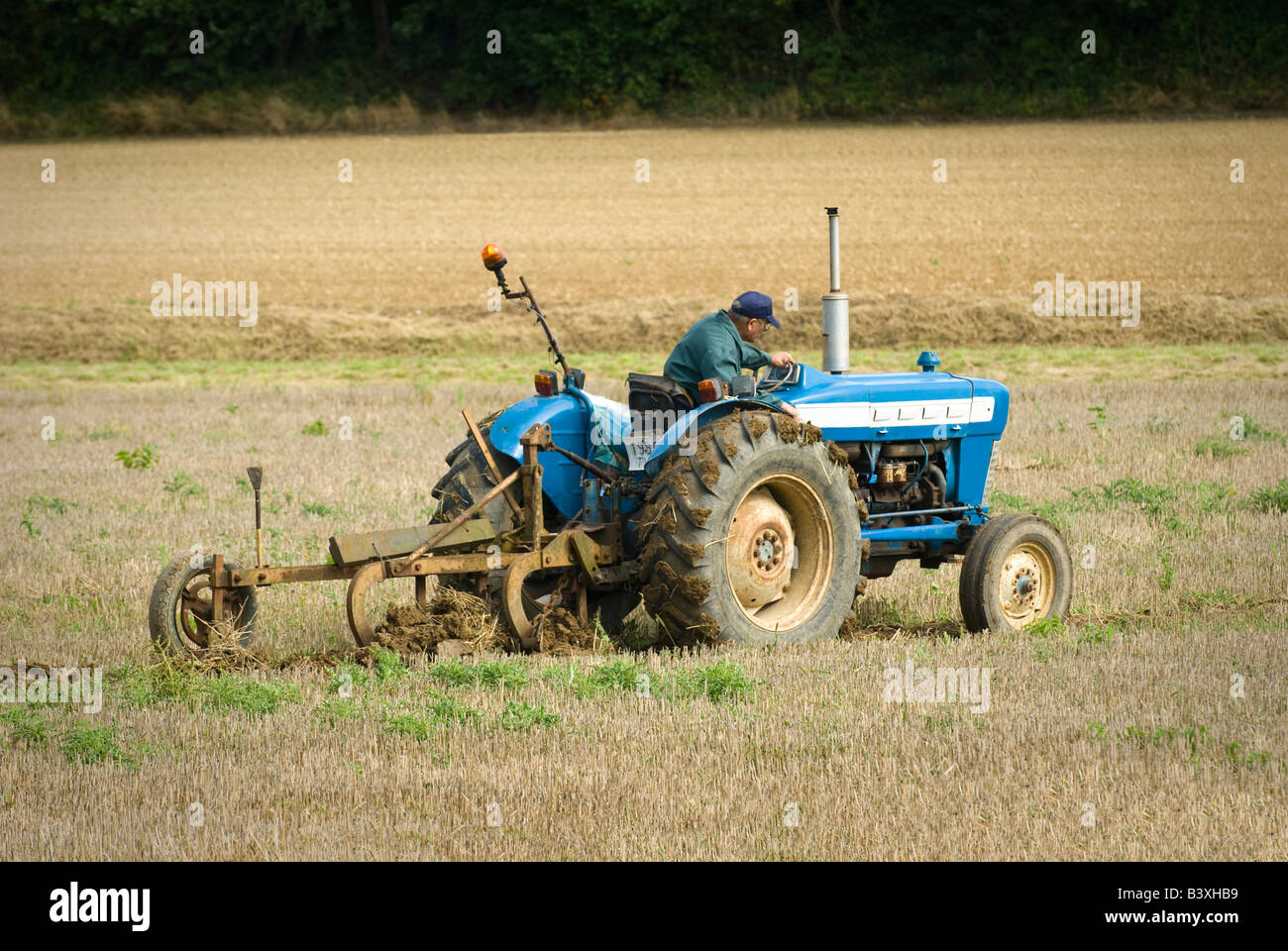 Alter Ford Traktor beim Pflügen übereinstimmen, Indre-et-Loire, Frankreich. Stockfoto