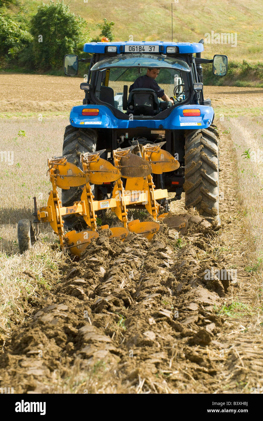 New Holland Traktor mit Huard hydraulische Doppel Pflug Pflügen Spiel, Indre-et-Loire, Frankreich. Stockfoto