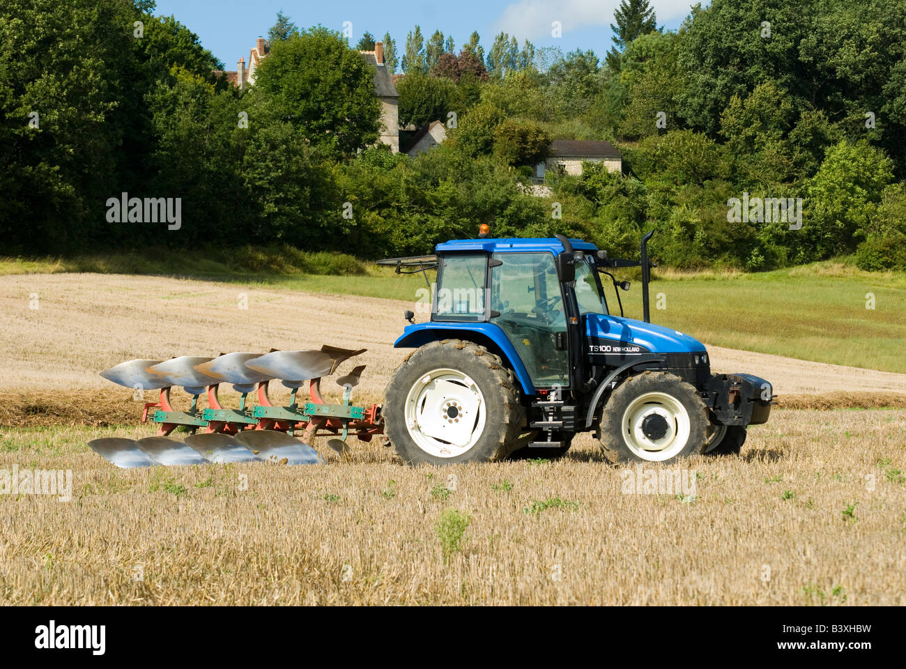 Neues Holland TS100 Traktor mit beim Pflügen Spiel, Indre-et-Loire, Frankreich. Stockfoto