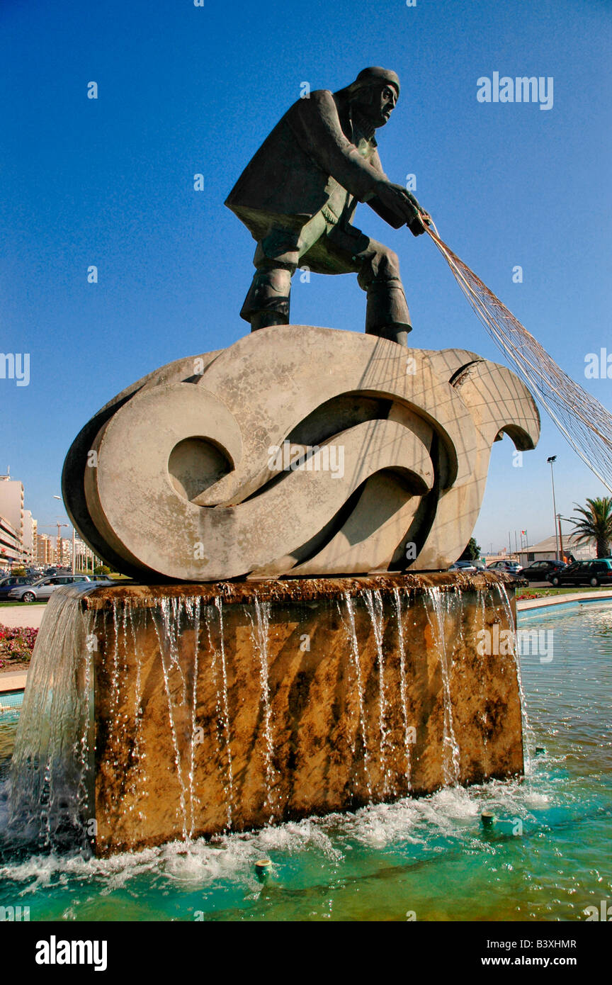 Ein Brunnen und Statue von einem Fischer und Netzen im Zentrum der Stadt Figueira da Foz - die silberne Küste - Portugal. Stockfoto
