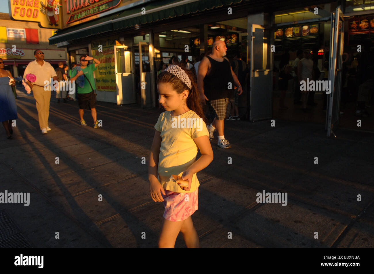 Besucher nach Coney Island feiern das Ende des Sommers am Tag der Arbeit Stockfoto