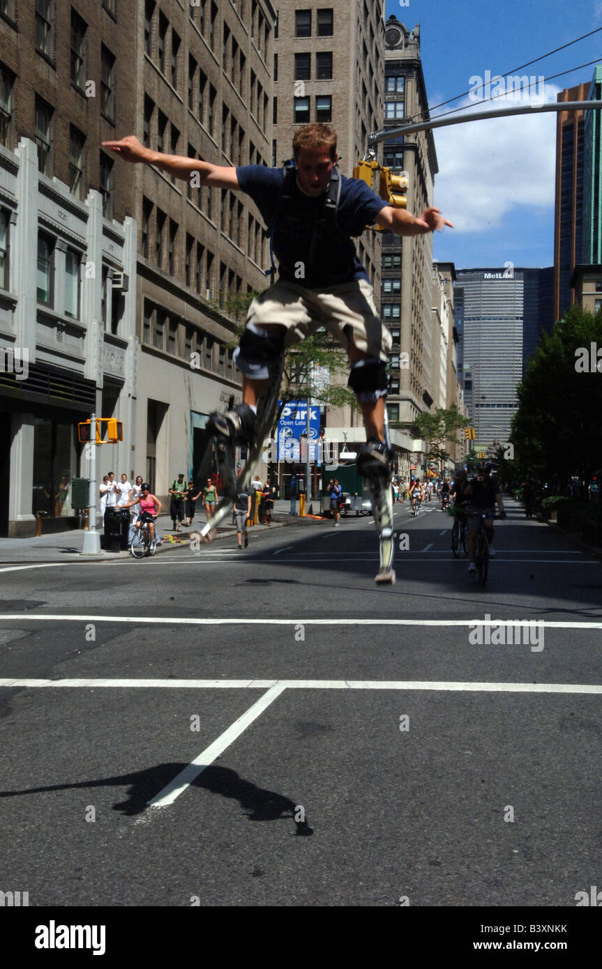 Mann an der Park Avenue springt mit Frühling geladen Stiefel Stockfoto