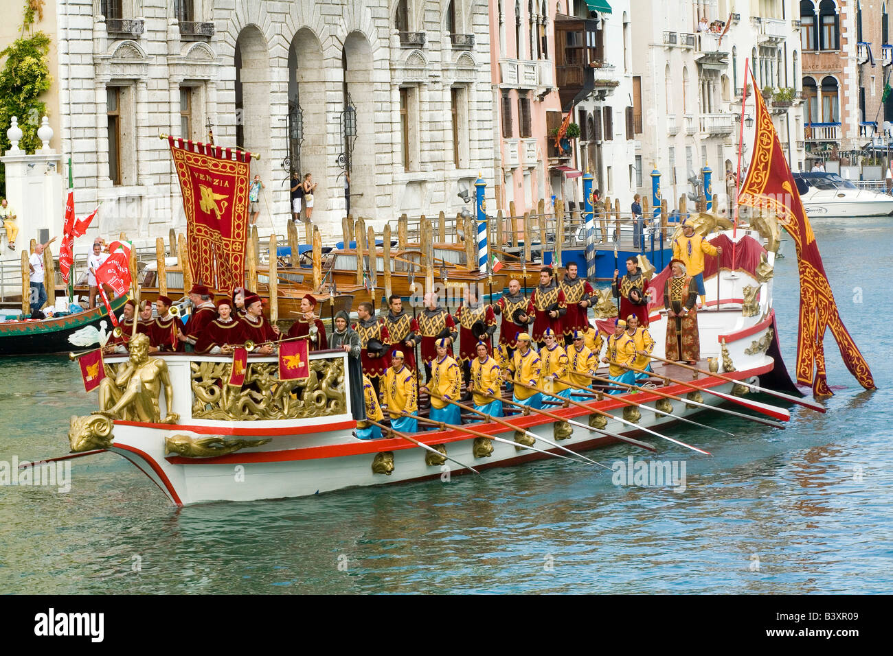 Boot auf dem Canal Grande in Venedig für die historische Regatta, die jedes Jahr im September stattfindende dekoriert Stockfoto