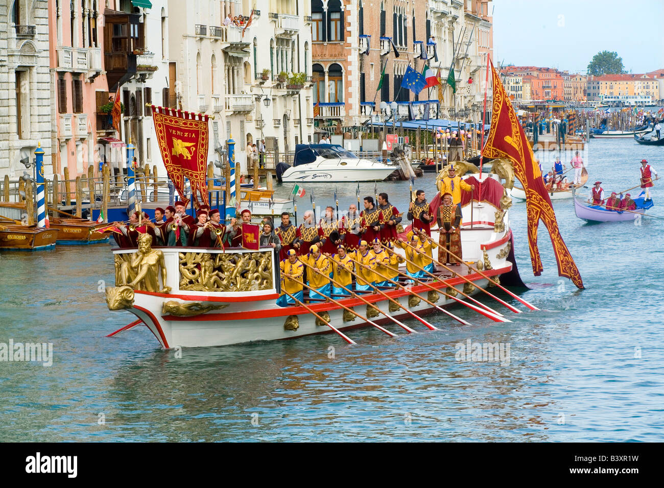 Boote auf dem Canal Grande in Venedig für die historische Regatta, die jedes Jahr im September stattfindende dekoriert Stockfoto