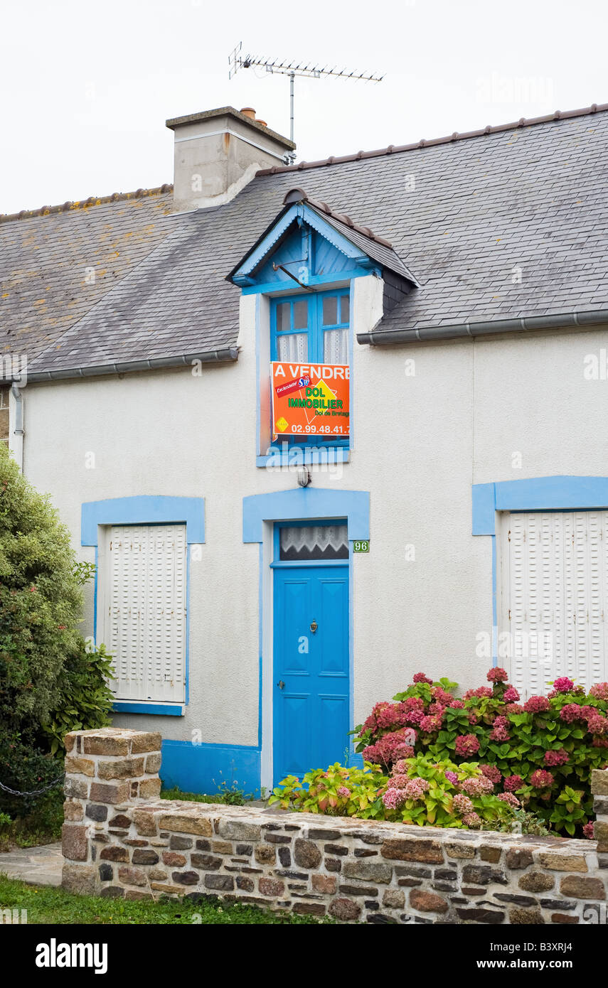 Haus mit blauen Fenstern und Türen zum Verkauf Brittany France Stockfoto