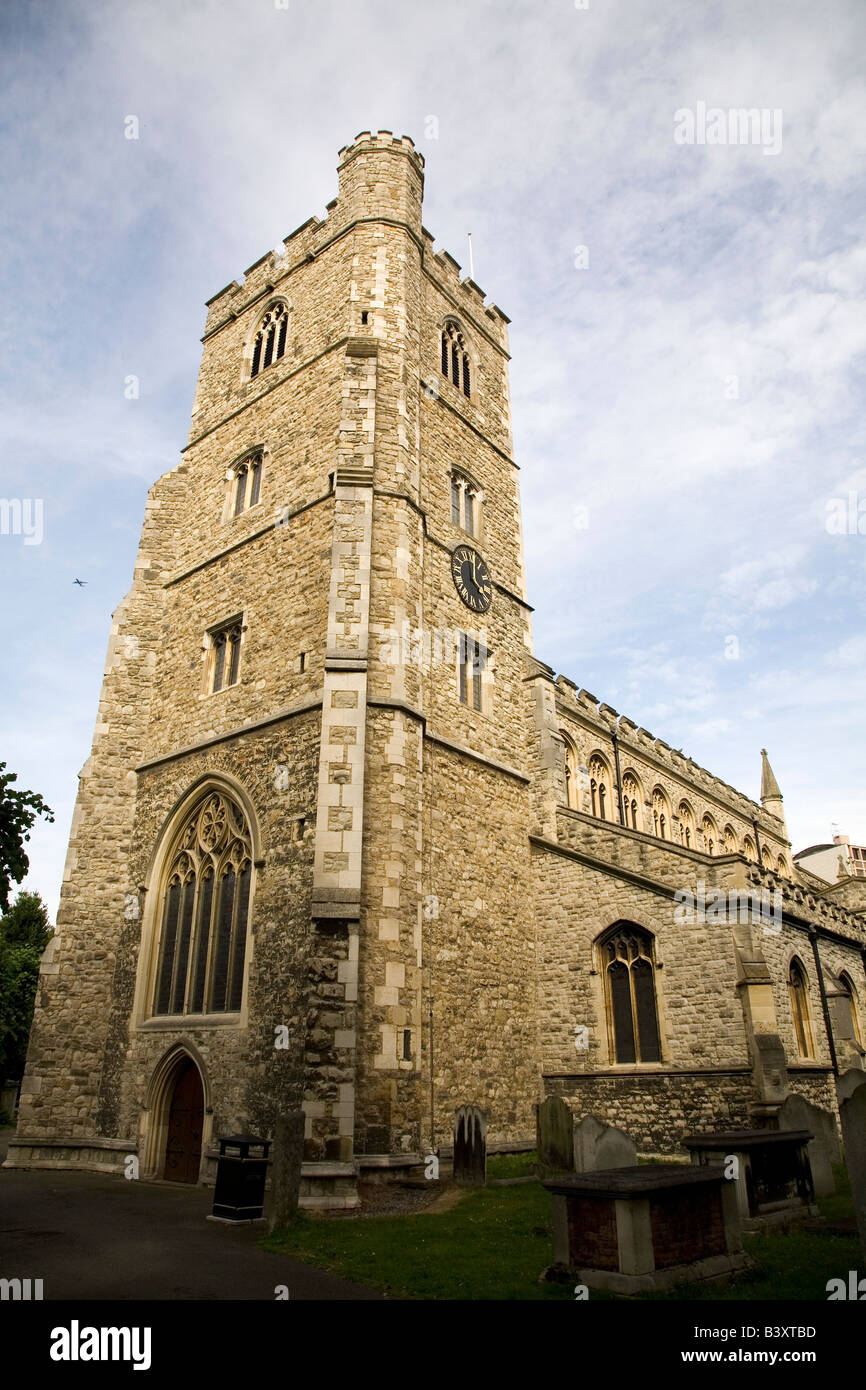 All Saints Church im Londoner Stadtteil Fulham. Die Kirche hat einen steinernen Turm. Stockfoto
