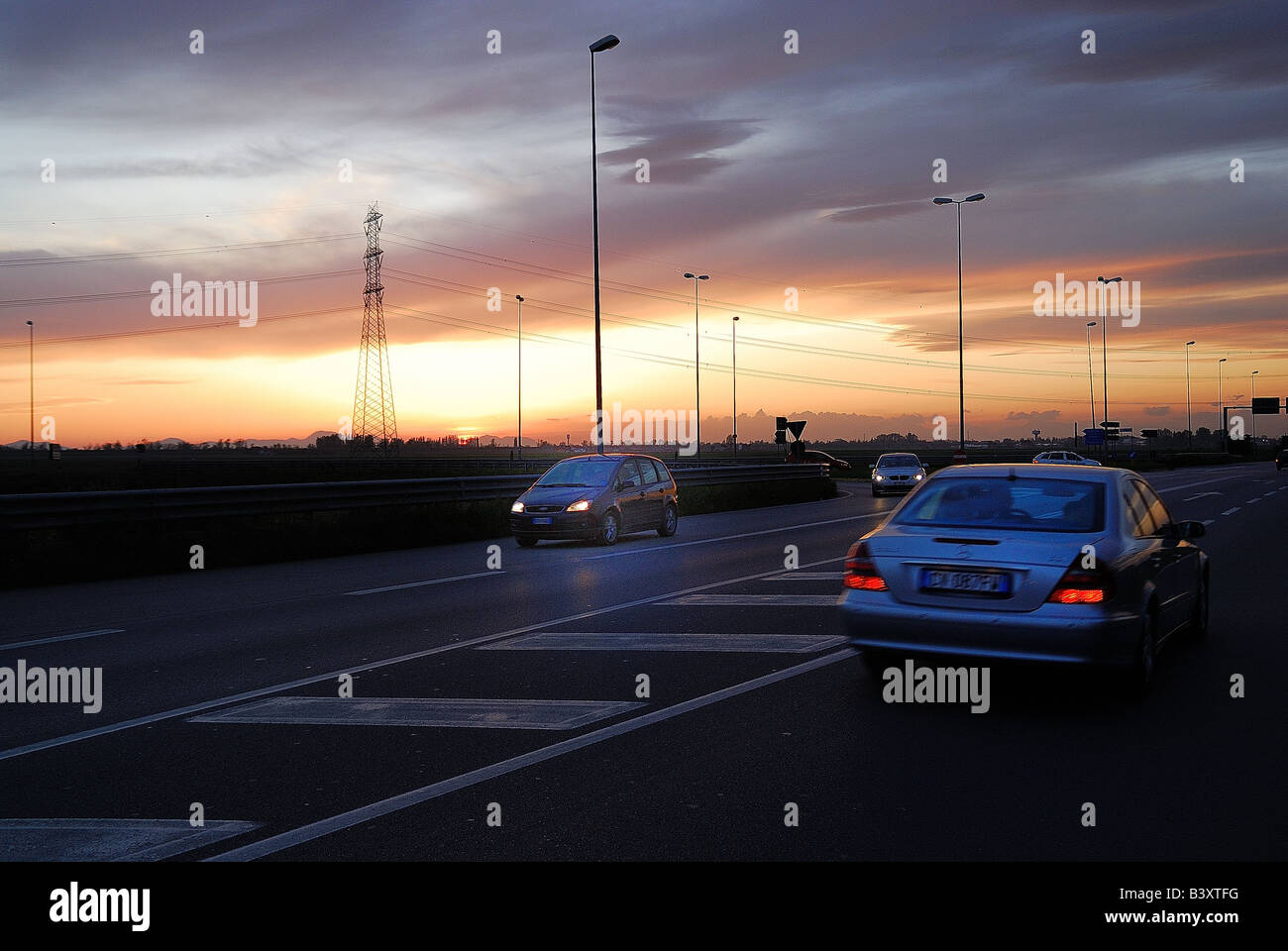 Der Sonnenuntergang auf dem Speedway "Romea" Stockfoto