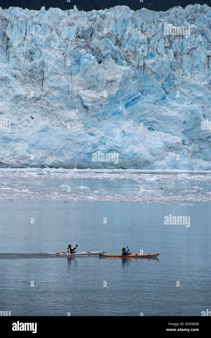 Kajakfahrer Meer paddeln vorbei Barry Gletscher in den Prince William Sound, Alaska Stockfoto