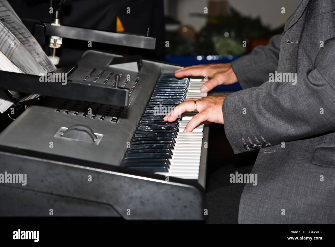 Mann am Keyboard der Hammond-Orgel Stockfoto