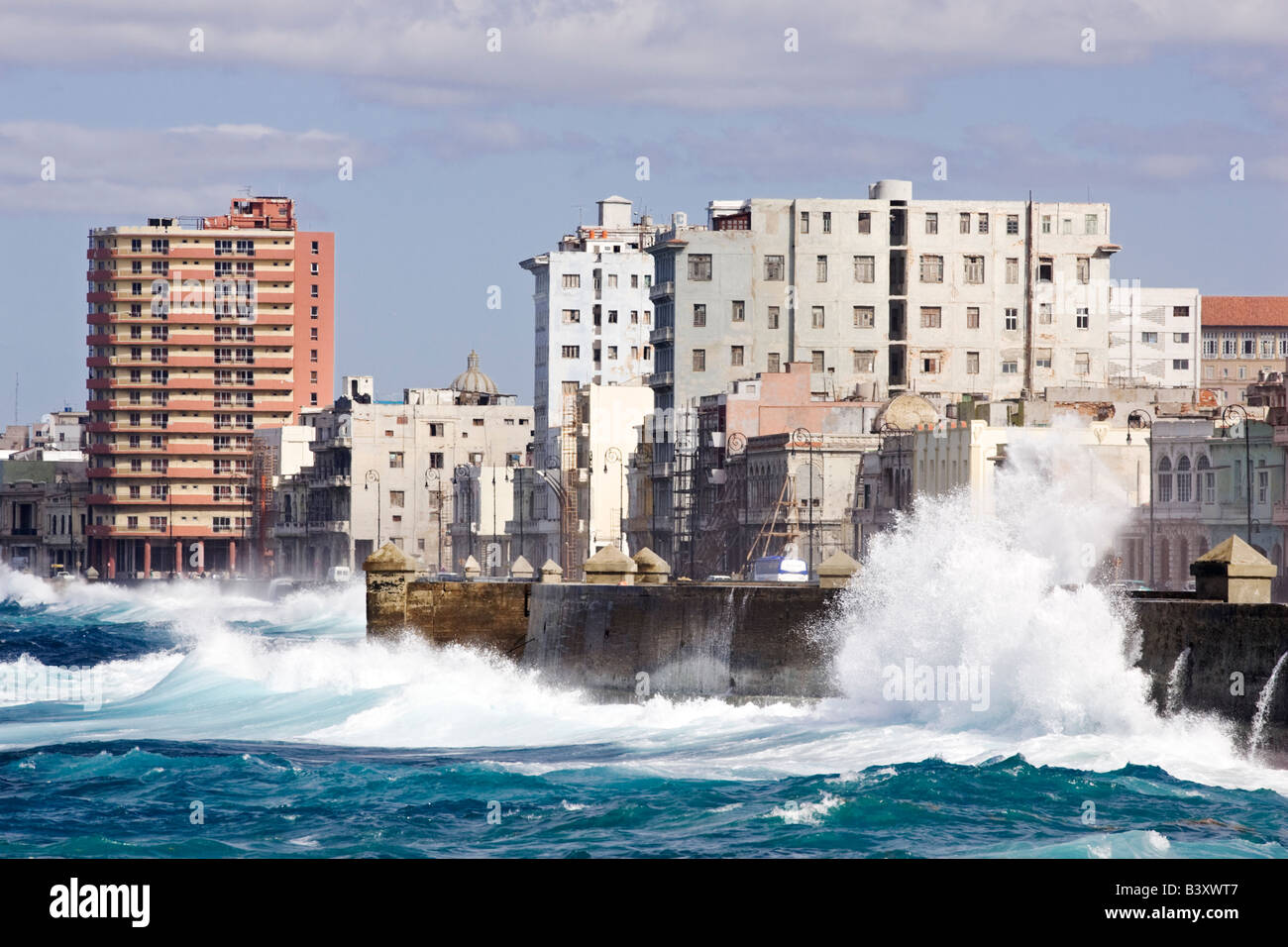 Wellen brechen auf Melacon. Havanna. Kuba. Stockfoto