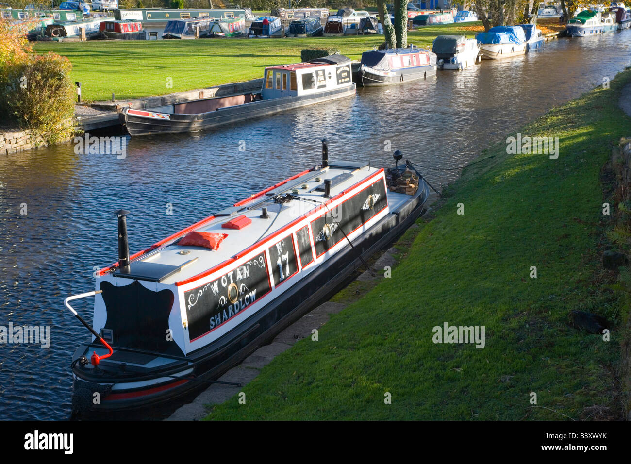 Eine Ansicht der Freizeitsektor vertäut am Peak Forest Kanal bei Miss Marple in der Nähe von Stockport in Cheshire Stockfoto