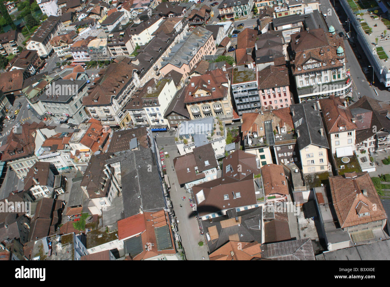 Schatten des Gleitschirms über Interlaken Schweiz Stockfoto