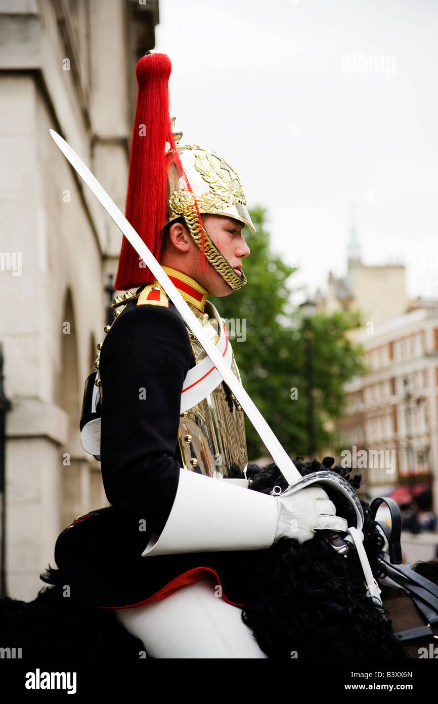Ein königlicher Soldaten der Royal Horse Artillery im Wachdienst bei der Horse Guards Parade in Whitehall, London, England. Stockfoto