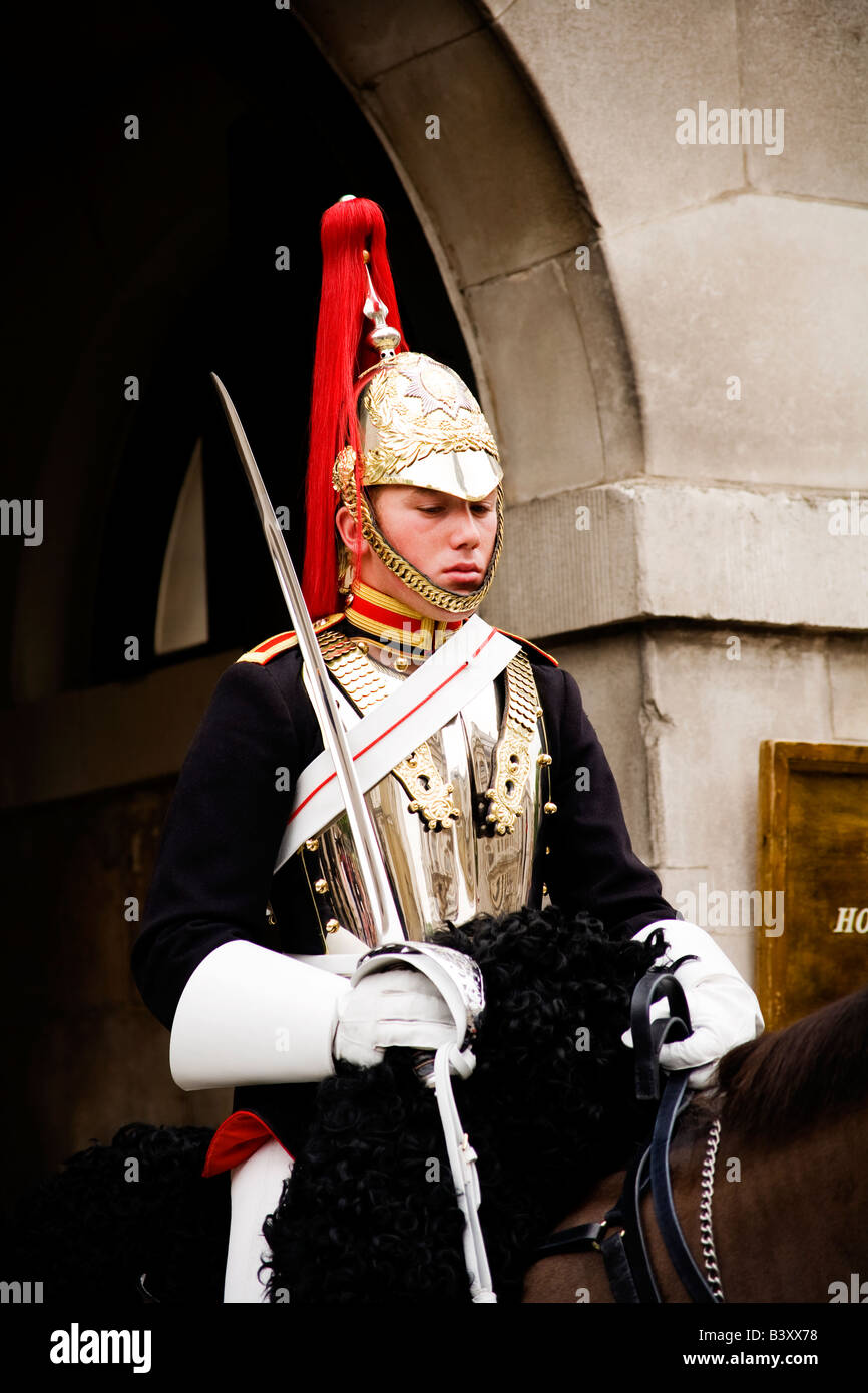 Ein königlicher Soldaten der Royal Horse Artillery im Wachdienst bei der Horse Guards Parade in Whitehall, London, England. Stockfoto