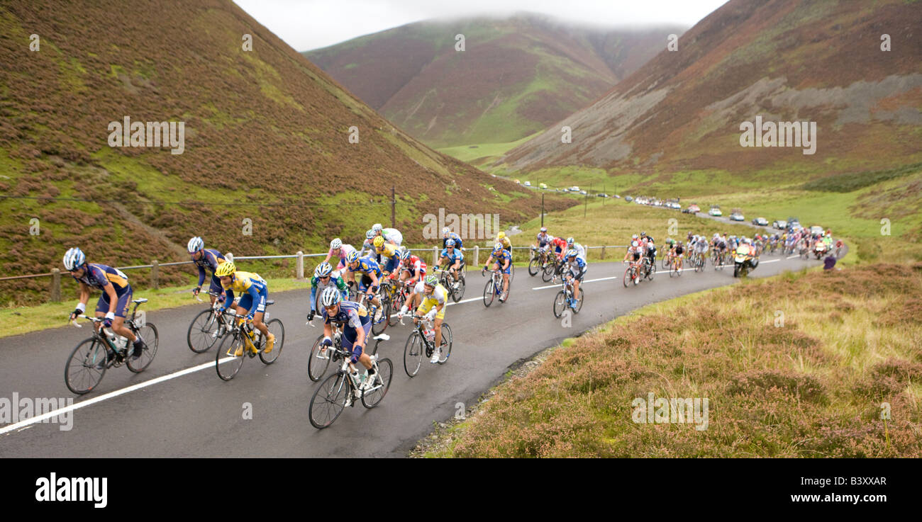 Tour durch Großbritannien Zyklus Rennen Hauptfeld klettern die Hügel hinauf, Mennock Pass nebligen atmosphärischen Scottish Scotland UK Stockfoto