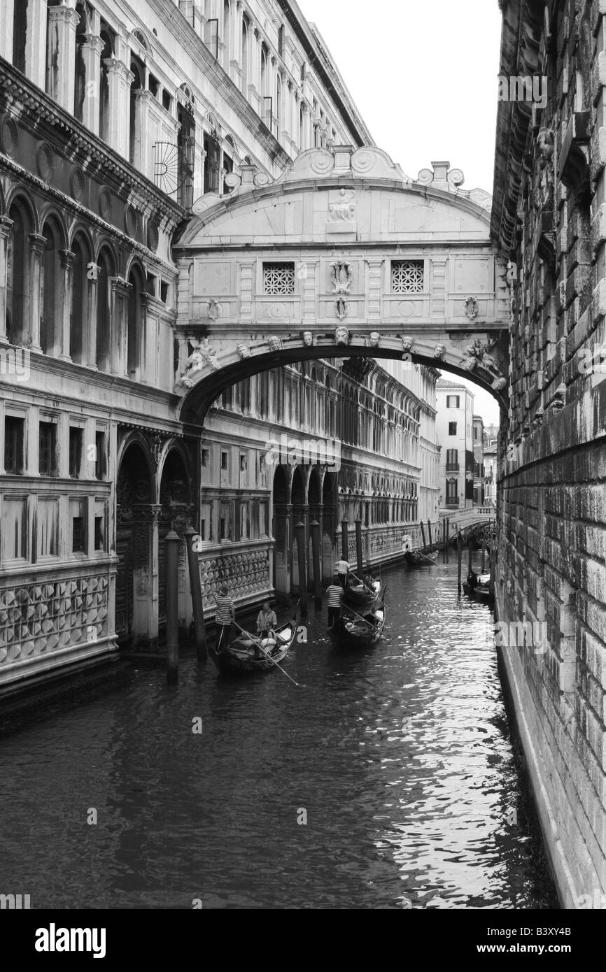 Gondeln auf den Rio di Palazzo unterqueren die Brücke der Seufzer Venedig Italien Stockfoto