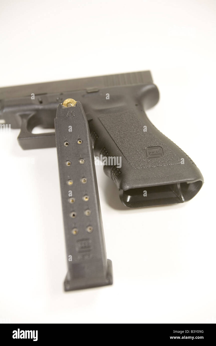 Glock Modell 22 Kaliber.40 Pistole mit dem 15 Schuss Magazin entfernt. Stockfoto