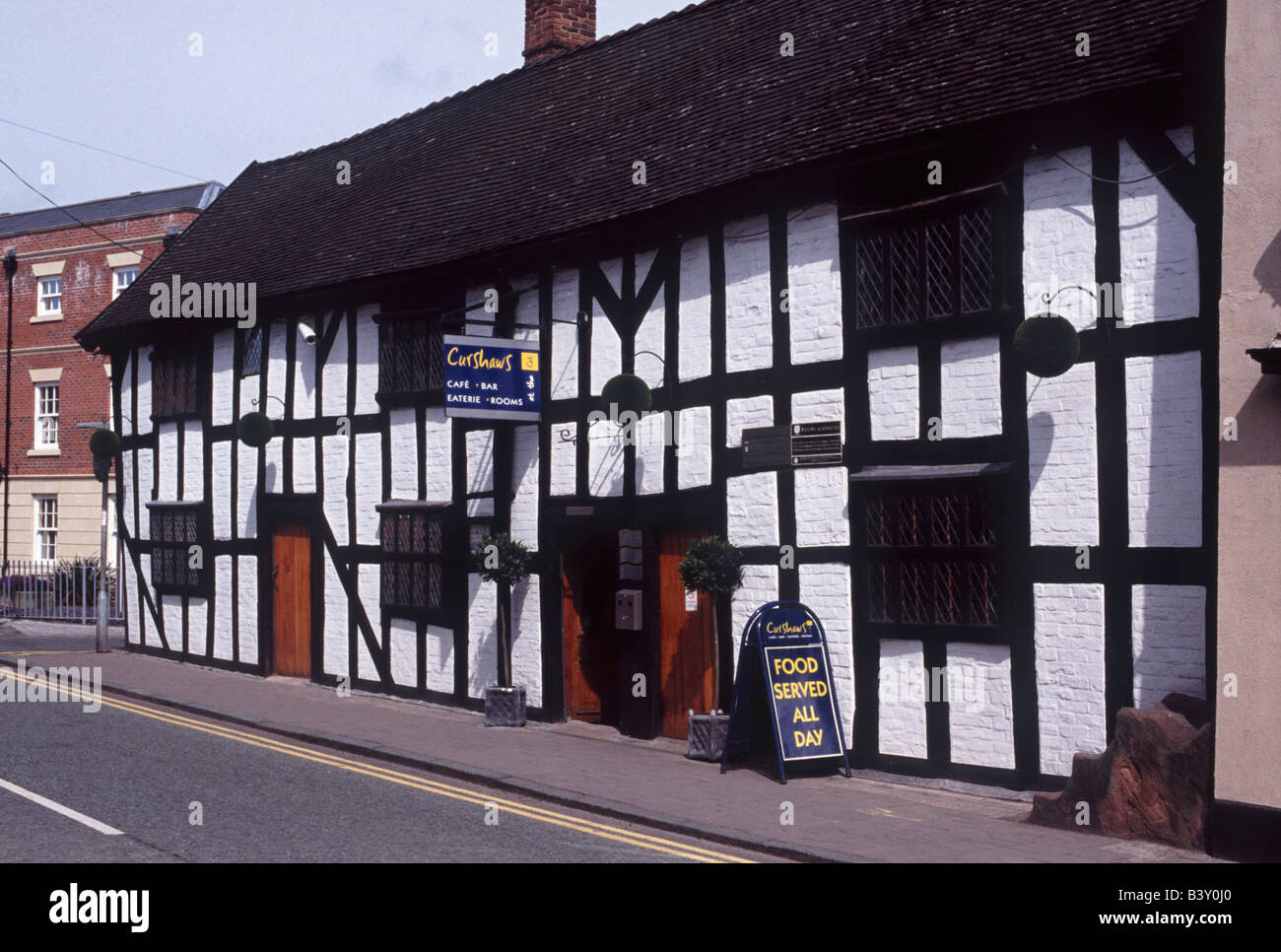 Schwarz / weiß Holz Rahmen Cafe Bar Restaurant, Nantwich, Cheshire, West Midlands, England, Großbritannien Stockfoto