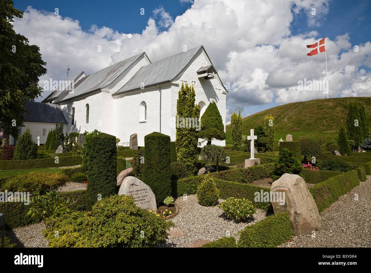 Ansicht von Jelling Kirche mit einem der Hügel hinter, Jütland, Dänemark Stockfoto