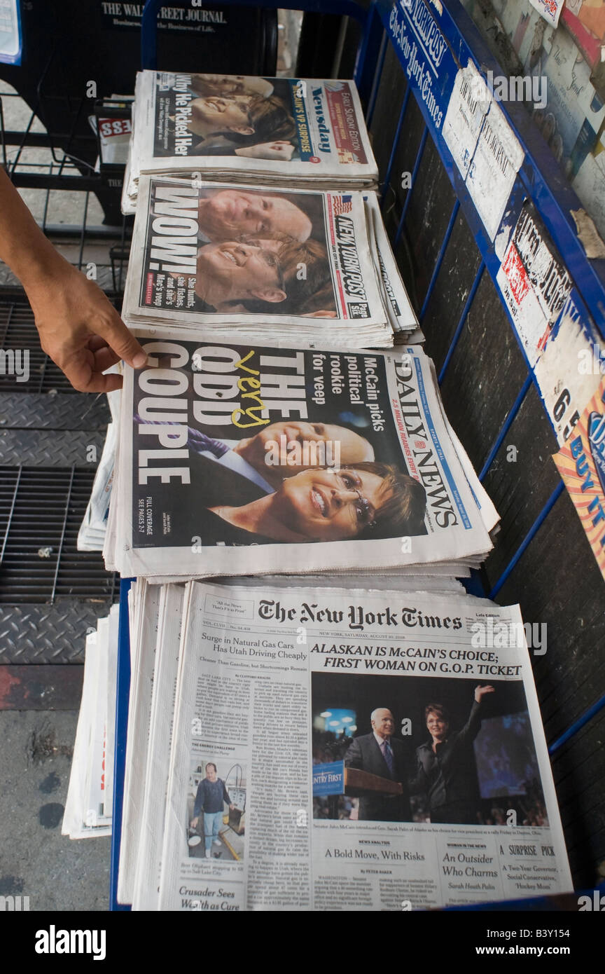 Schlagzeilen der Zeitungen an einem Zeitungskiosk in New York, John McCain und Sarah Palin Stockfoto