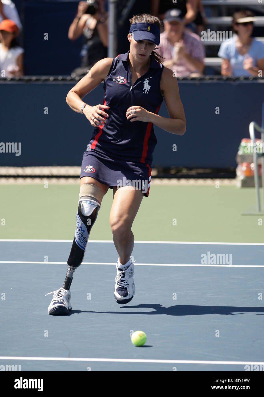 Behinderte Ballmädchen Kelly Bruno(24) sprintet über den Hof an die US Open Tennis Championships zu einem Ball holen. Stockfoto