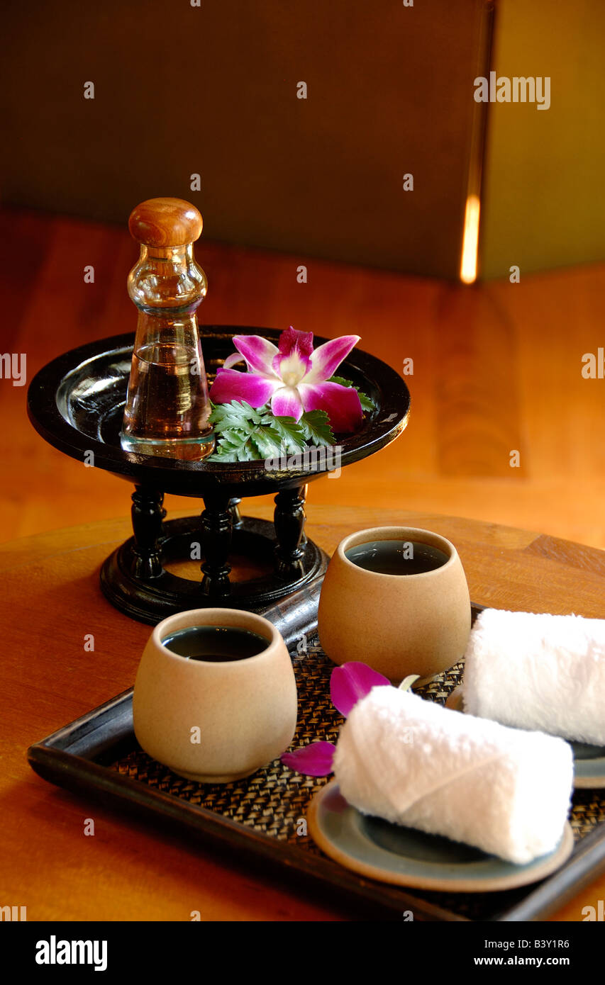Wellness Oriental Hotel Bangkok, Handtücher Tee und Massage-Öl. Detail-Foto. Stockfoto