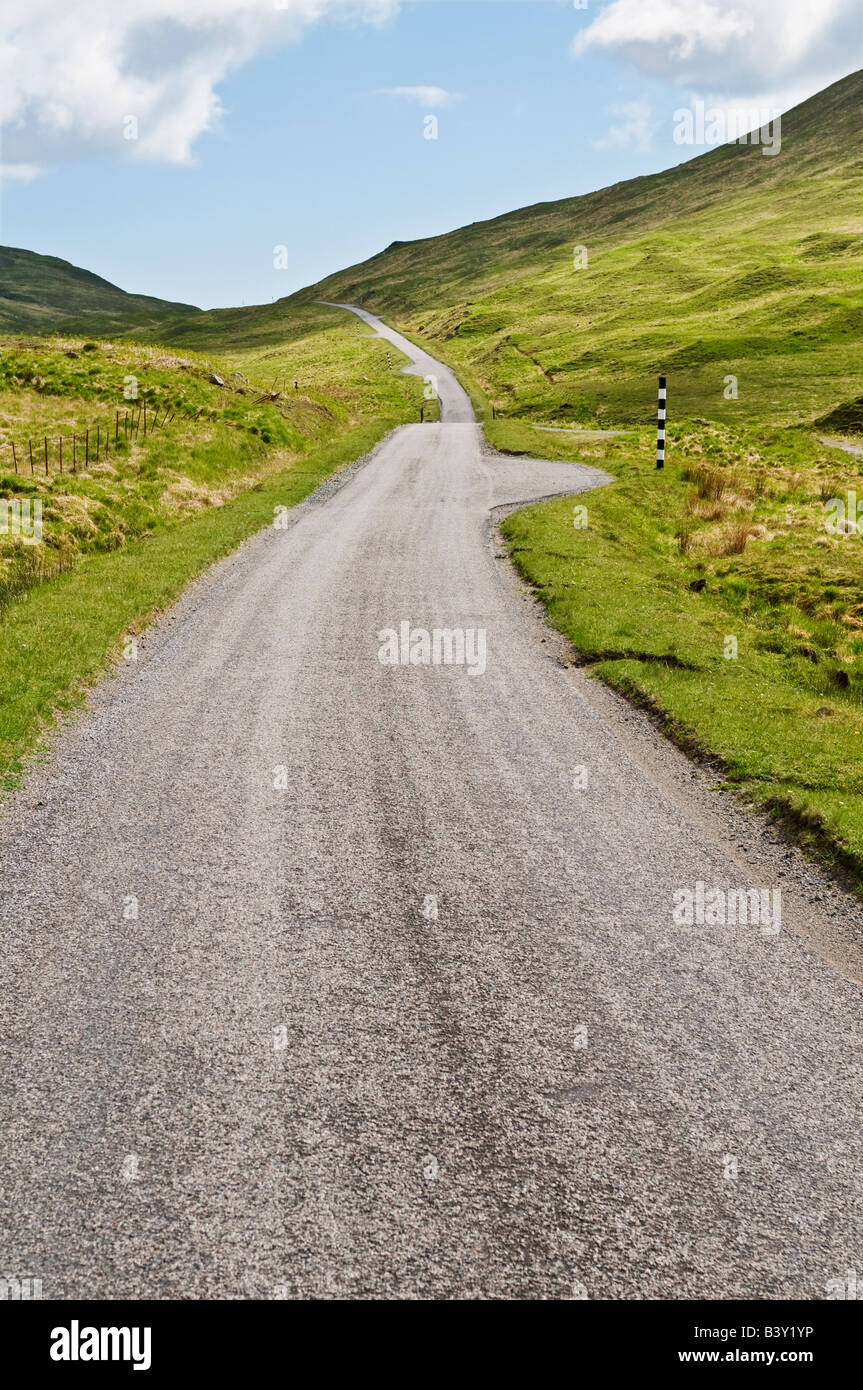 Einspurige Straße A849 führt durch karge Gelände von Glen mehr Isle of Mull, Schottland Stockfoto