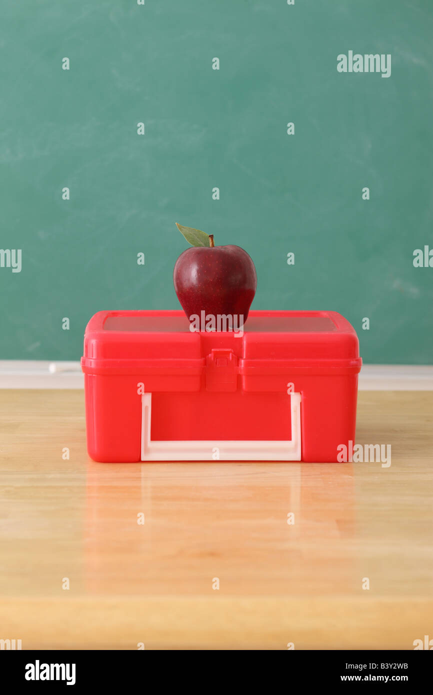 Schule Bildung Stillleben mit Apfel auf Lunch-box Stockfoto