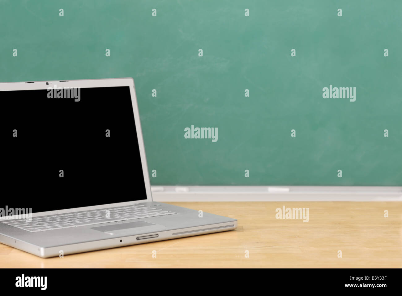 Schule Bildung Stillleben mit leeren Laptop und Tafel Stockfoto