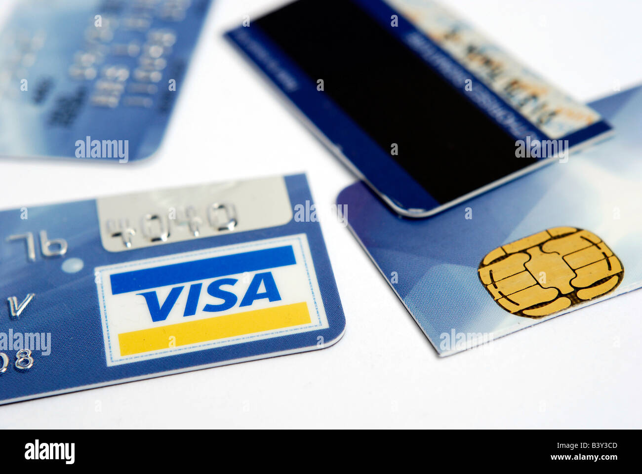 Bankkarte in Stücke schneiden. Stockfoto