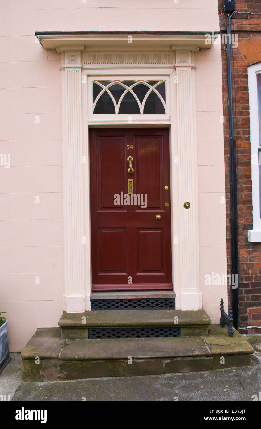 Kastanienbrauner Haustür mit gläsernen Oberlicht und weißen Architrave vom Stadthaus in Ludlow Shropshire England UK Stockfoto