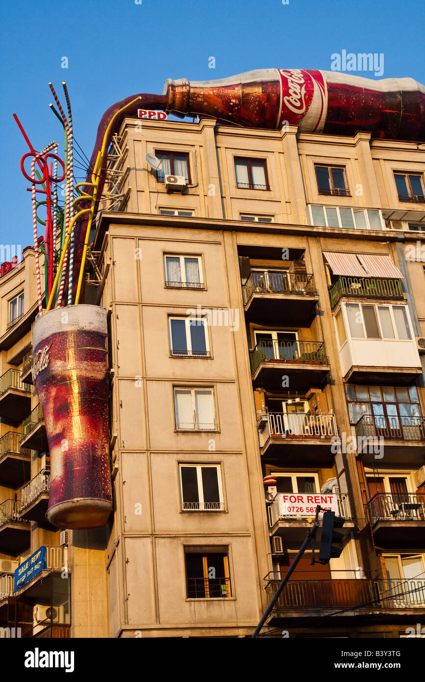Bukarest Rumänien 2008 riesig Werbung für Coca Cola an der Seite eines Mehrfamilienhauses am Piata Romana Stockfoto