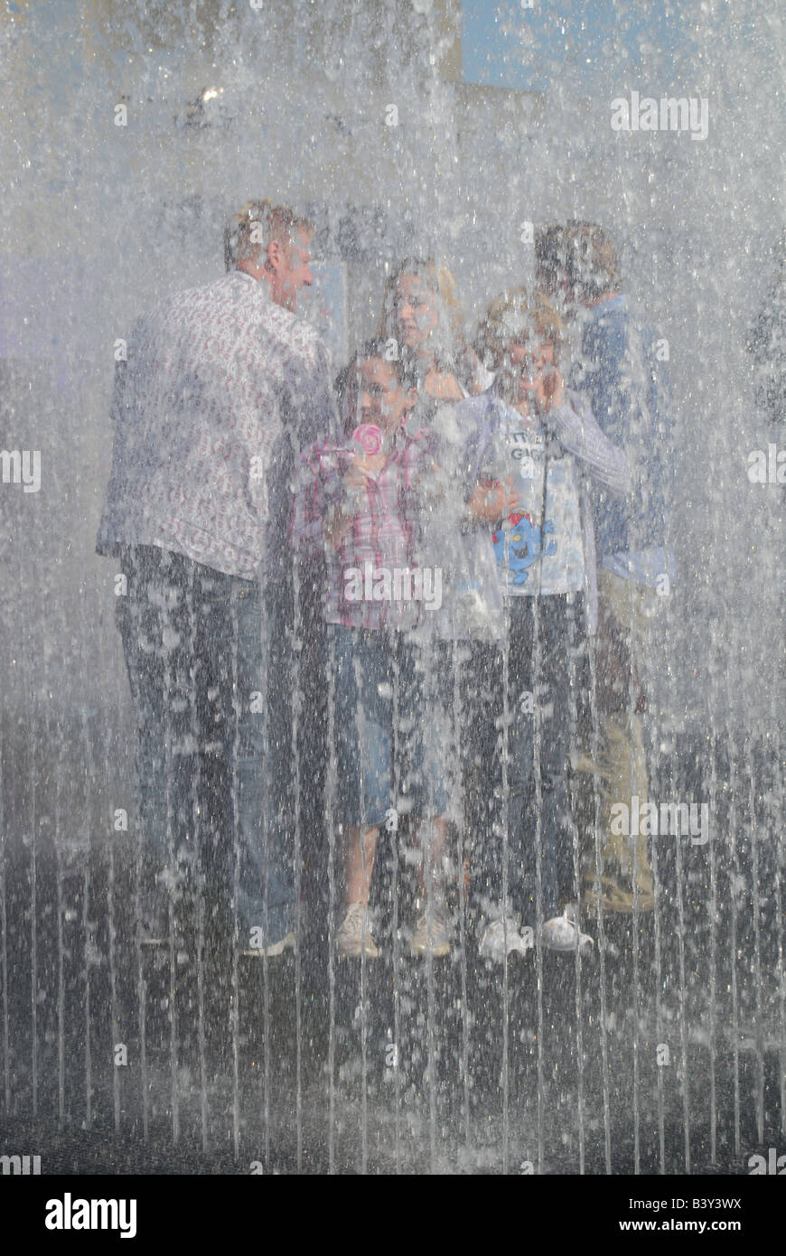 Spaß für die Familie "Tag" Thames Festival 2008 Brunnen triefend nass Stockfoto