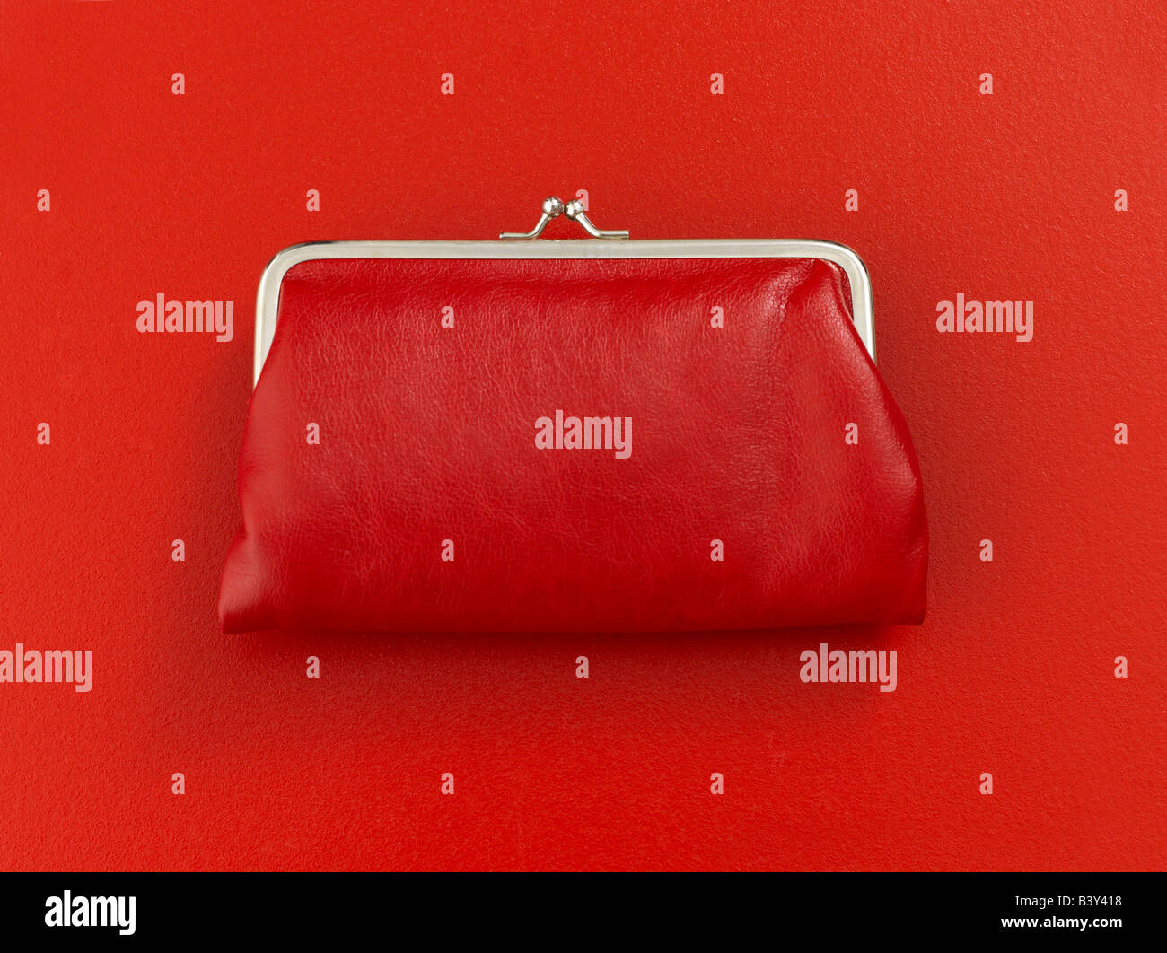 Rotes Portemonnaie/Geldbörse auf rotem Grund Stockfoto